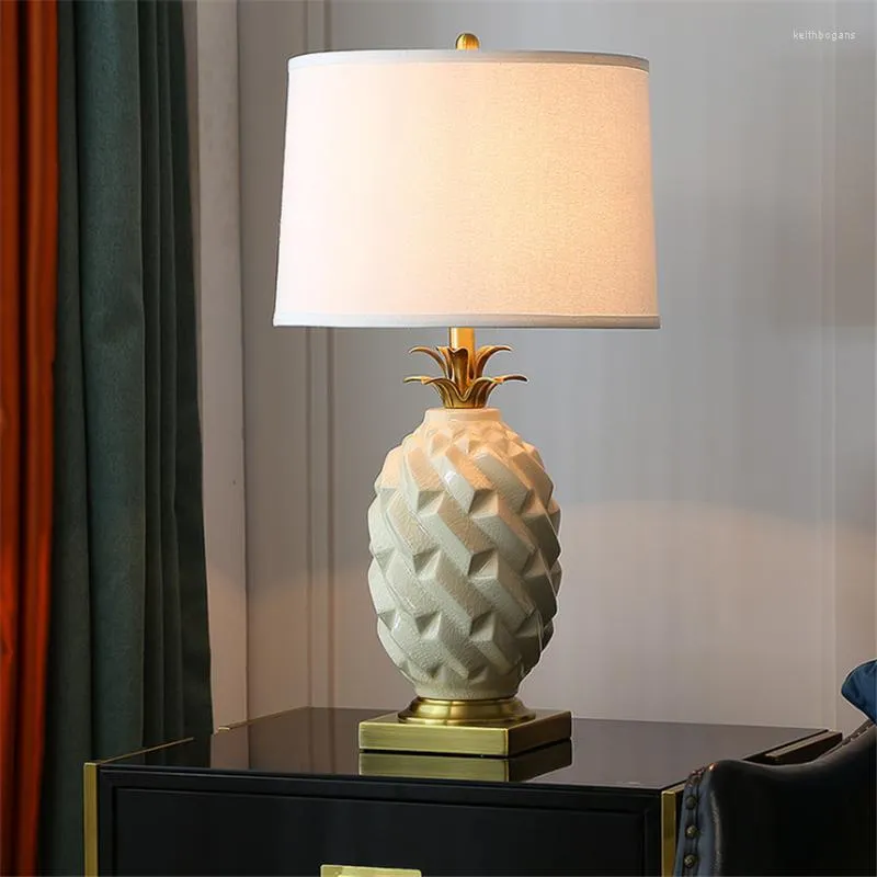 Bordslampor kreativa ananas vit/gul keramisk lampa foajé säng rum modern lyxig porslin koppar skrivbord dekor ljus d96