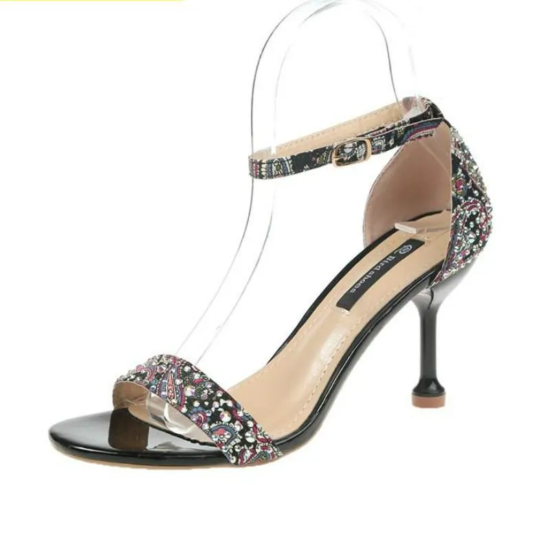 ارتداء أحذية النساء صيف 2023 Fashion Femmes Sandales مفتوحة إصبع القدم حزام الصندل الكريستال المجوفة السيدات عالية الكعب