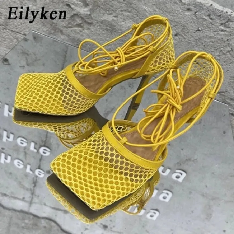 أحذية اللباس Eilyken مثير شبكة مضخات الصنادل الإناث مربع تو كعب عالي الدانتيل يصل عبر ربط خنجر جوفاء 230320