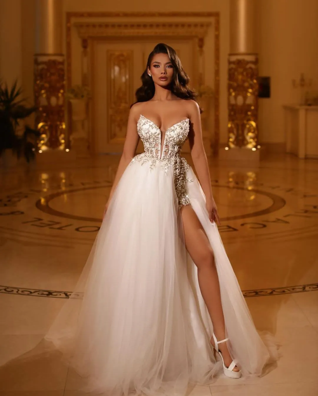 Elegant A-Lie Prom-klänningar ärmlösa V Neck Appliciques paljetter Golvlängd pärlstav ihålig sida slits 3d spets tåg aftonklänning brudklänningar plus storlek skräddarsydd