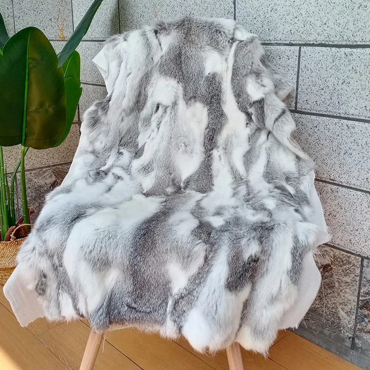 カーペット1pcs厚い革のウサギファーラグは、手洗いの柔らかい快適な毛皮の装飾ソファーラグ100x50cm 230320