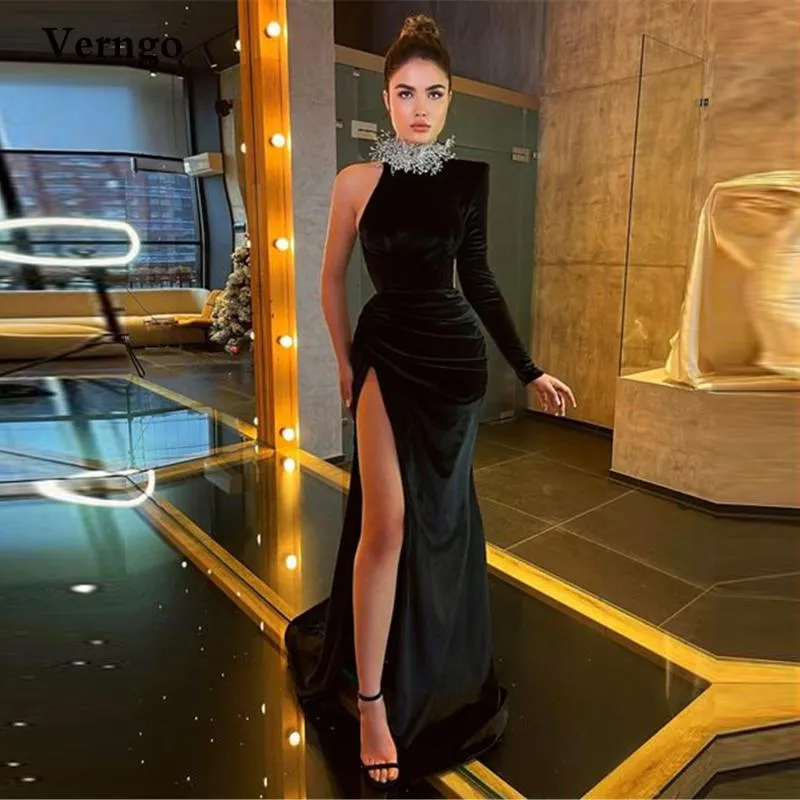 Party Dresses Verngo Black Velvet Long Sleeve Evening High Neck Crystal Side Slit Floor Length Dubai Women Formal Prom Dress 2023Party