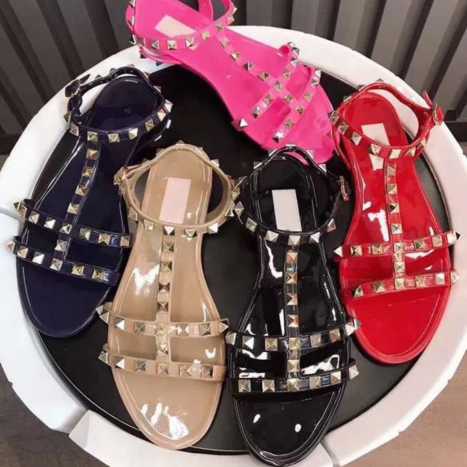 Yeni moda düz terlik perçin kauçuk sandalet metal saplamalar ile parmak arası terlik kadın yaz Platin kaplama Çıtçıt deri plaj slayt bayan şıklık tasarımcı boyutu 35-40