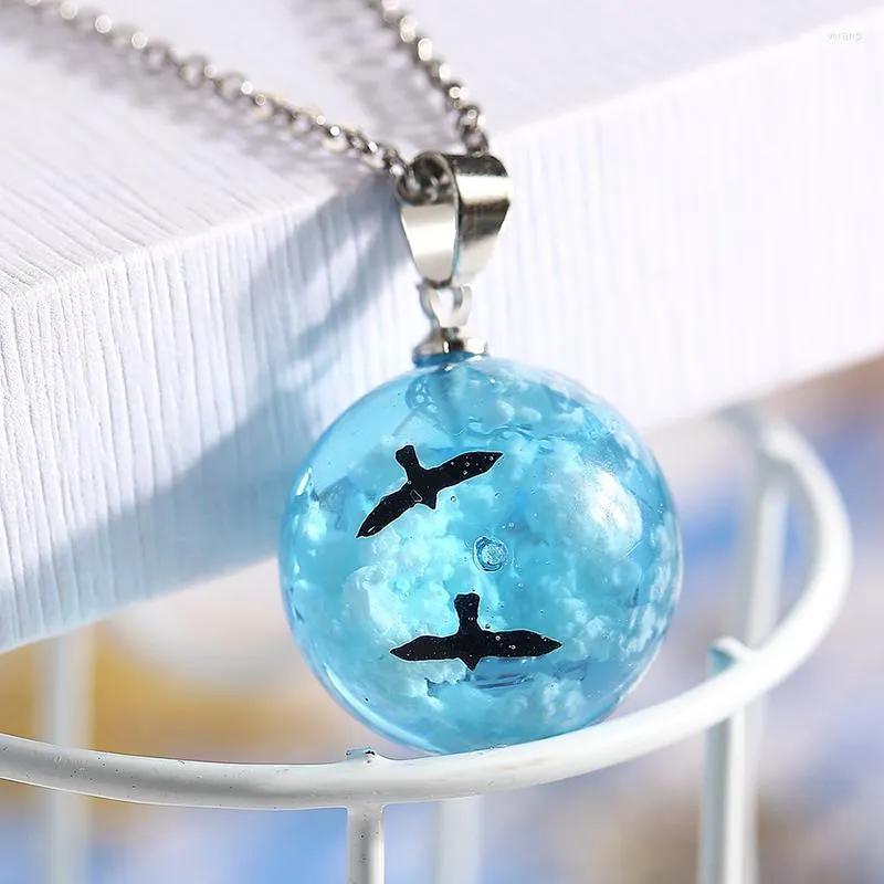 Colares de pingentes azul céu nuvens brancas colar de águia resina criativa bola redonda de vidro para mulheres joias feitas à mão