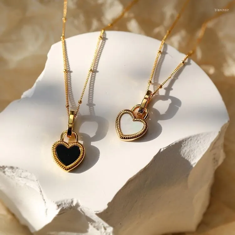 Ras du cou de luxe noir blanc deux côtés coquille coeur pendentifs collier pour femmes en acier inoxydable petite perle chaîne femme bijoux