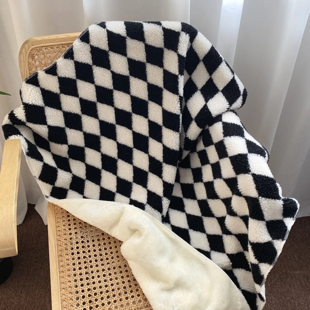 Blankets Ins Wind Black and White Diamond Grid Contrast Small Blanket Soft Breathable Office Nap Blanket To Keep Warm In Autumn Winter 230320