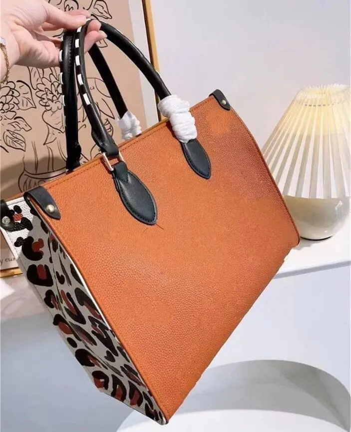 For sure a favourite fabric 🙌 Donna and matching NCW I • • • • #handbag # purse #handmadeisbetter #handbagloversofinstagr… | Vintage handbags, Handbag,  Purses