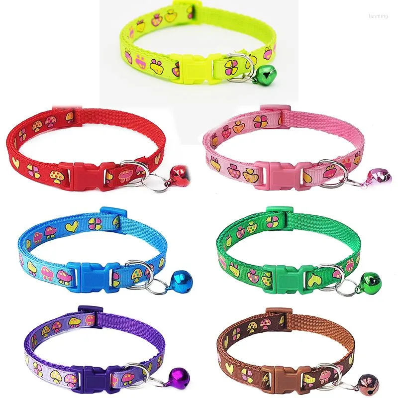 Colliers de chien 1 pièces collier avec cloche pour accessoires de produit pour animaux de compagnie réglables boucles étiquette d'identification de chat noeuds papillon cravates de champignon Polyester