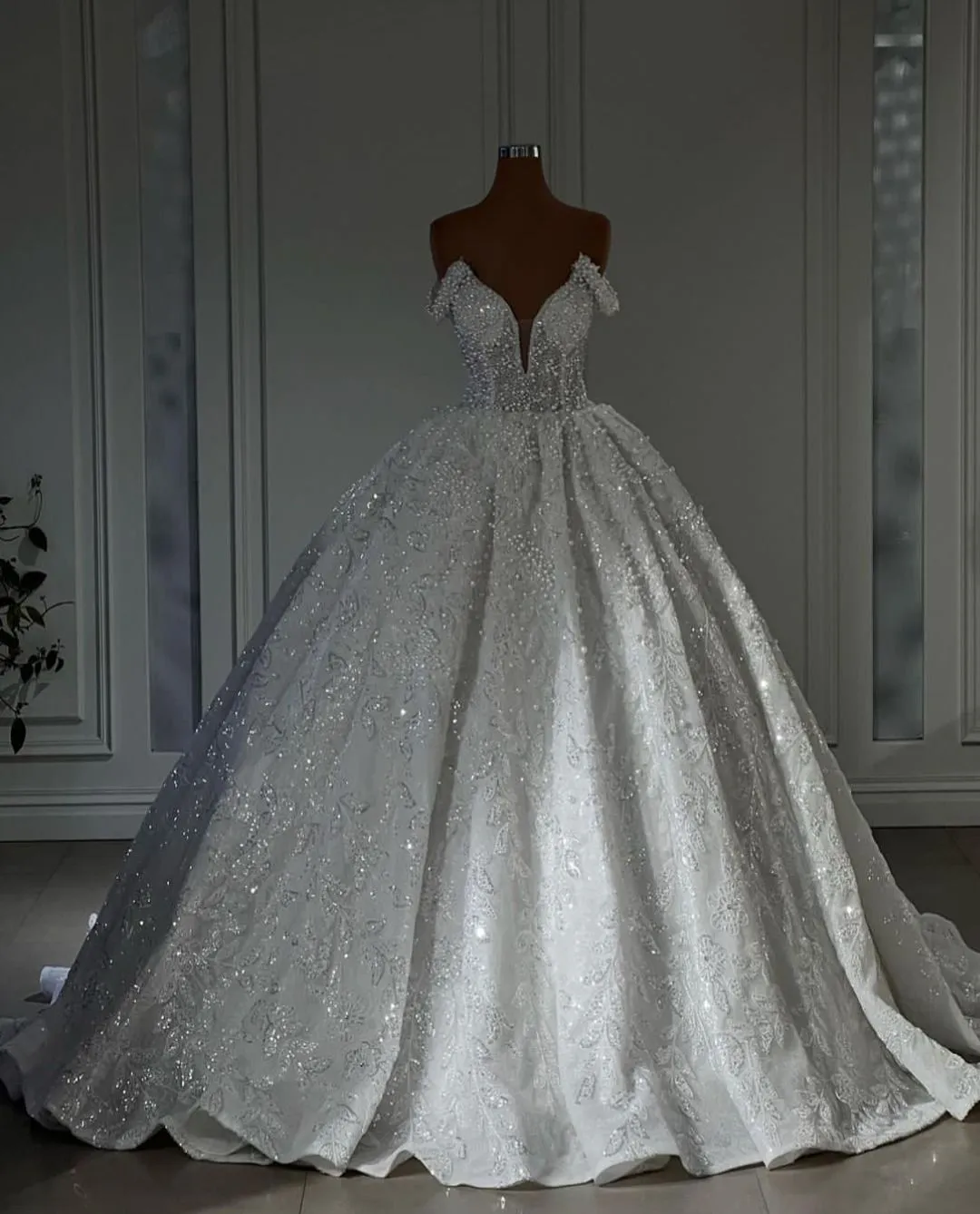 Abito da ballo scintillante Abiti da sposa Senza maniche Scollo a V Spalle scoperte Paillettes Appliques Ruffles Perle Abiti da sposa Abito formale Plus Size Custom Made Vestido de novia