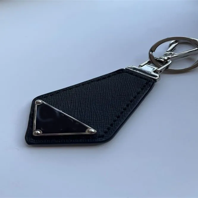 Designer Männer Auto Schlüsselkette Trendy Ladies Street Schöne unverwechselbare Taschenzubehör Leder Komfortable Herzdreieck Unisex Keyring Schwarz weiß PJ056 B23