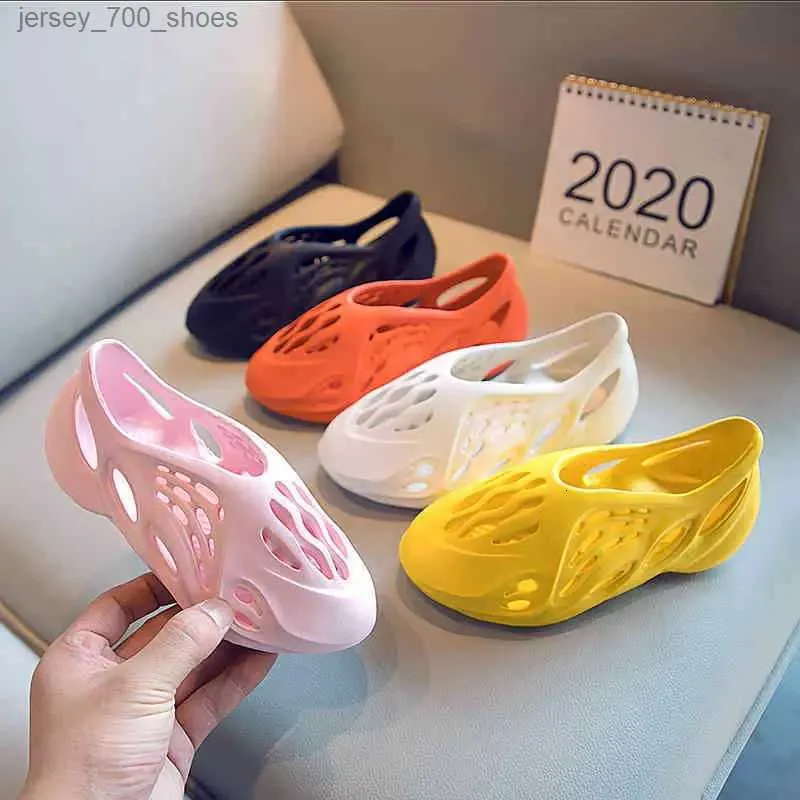 2023 Girls Fashion Beach Boys Summer Sandals Baby Toddler Little Big Kids Slip-On Foam Children Lightweight Stängda Toe Shoes