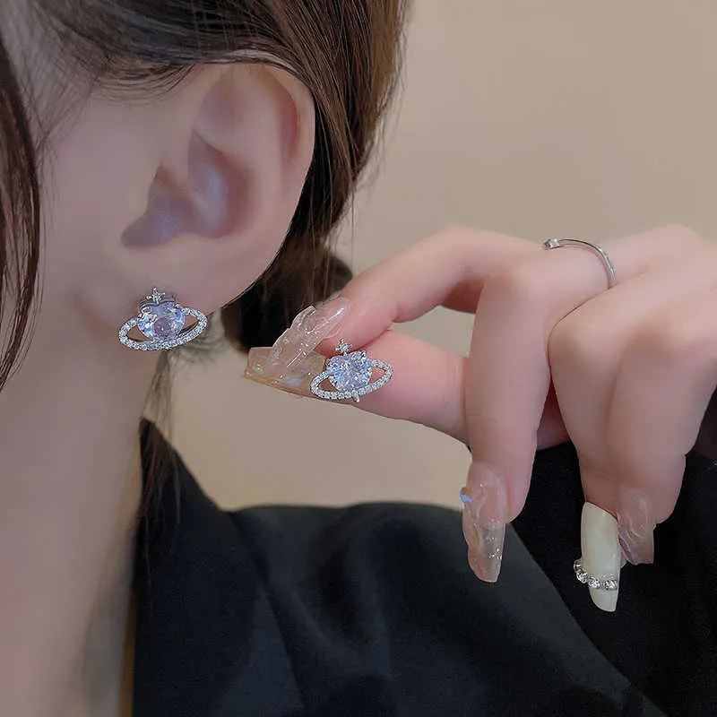 Charm Koreanskt mode Zircon Heart Stud örhängen för kvinnor Elegant Planet Rhinestone Boucle D'oreille Smycken Presenter Partihandel G230320