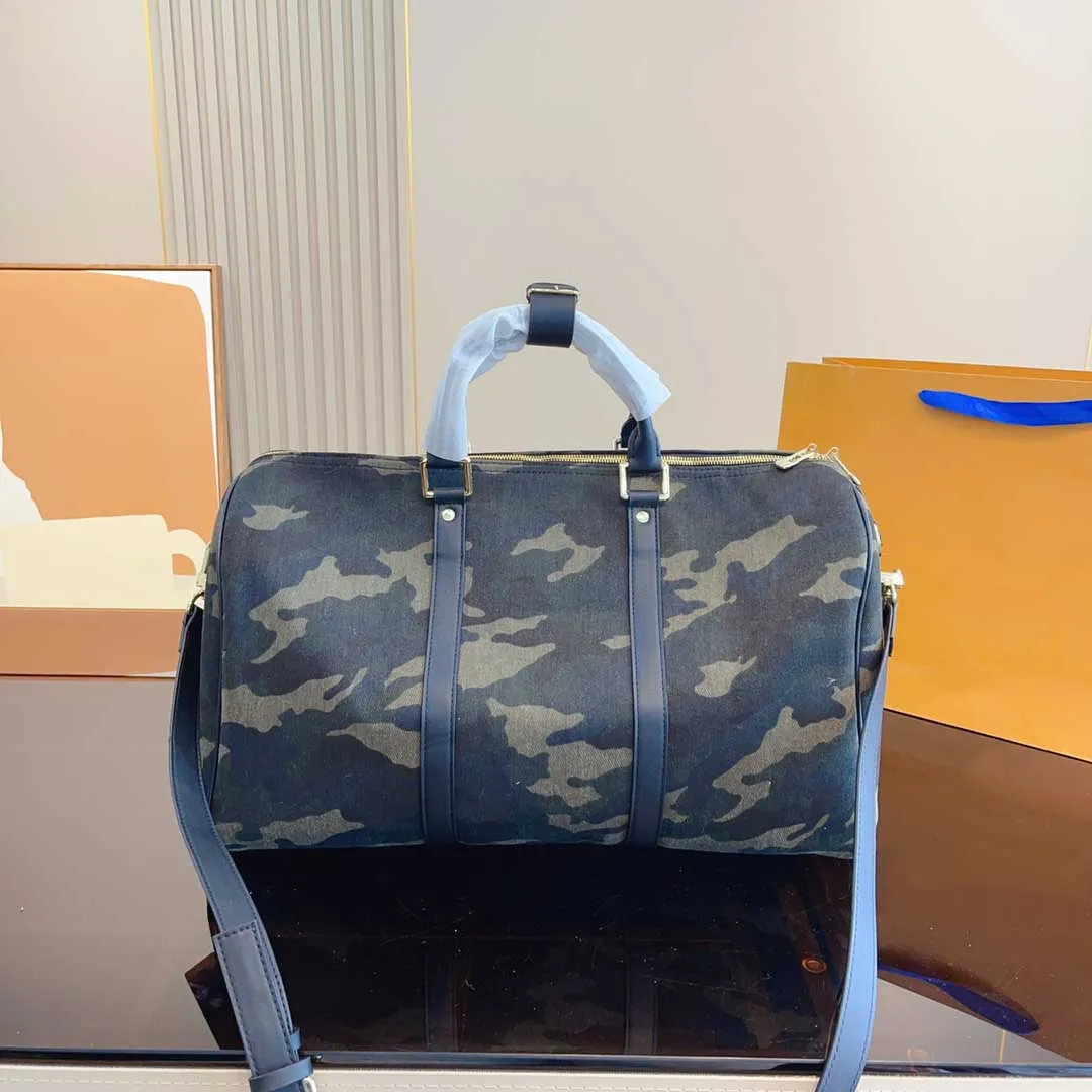 2023 Borsa da viaggio da uomo e da donna di design di lusso borsa tote bag fashion camouflage classic cross body sac femminile e maschile