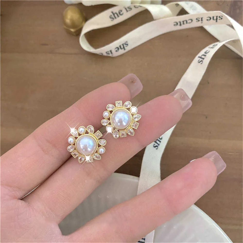 Charme Fleur Perle Boucles D'oreilles Femme Niche Lumière Luxe Boucles D'oreilles 2023 Nouveau Style De Célébrité Tempérament Rétro Boucles D'oreilles Étrangères Bijoux G230320