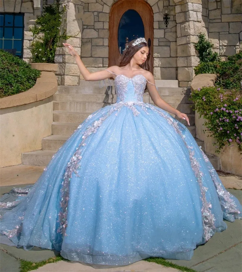 Abiti stile Quinceanera di Cenerentola azzurro cielo 2023 Abito da ballo con spalle scoperte Abito dolce 16 Abiti con applicazioni di perline Abiti da festa di compleanno