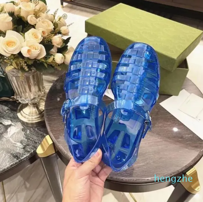 Designer Jelly Slipper Sandalia transparente con doble letra Roman Women Flats Sandals Clear Tobillo Strap Zapatillas de goma Crystal Buckle Zapatos casuales Flip Flops 01