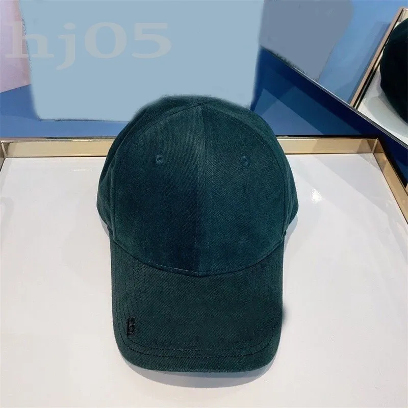 Düz renkli takılmış kapak harfi nakış tasarımcısı kapaklar geri boyut ayarlanabilir gorra yeşil siyah beyaz pamuk kemik kavisli lüks şapka sporu nefes alabilen pj054 c23