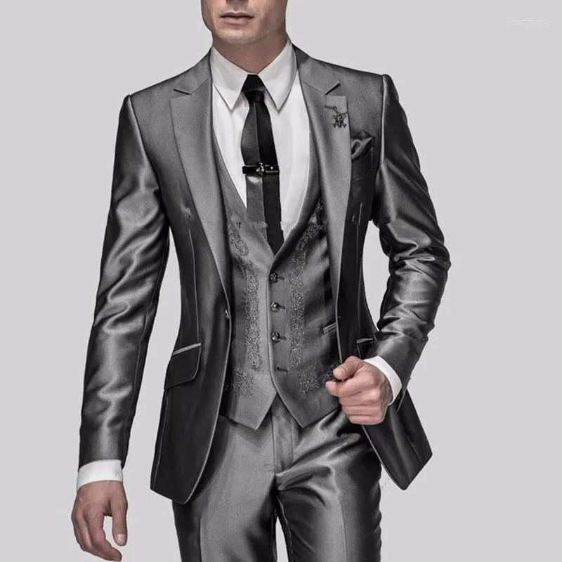 Abiti da uomo Grigio lucido Uomo con ricamo Costume Groomsmen Smoking dello sposo Uomo da sposa 3 pezzi (Giacca Pantaloni Gilet)