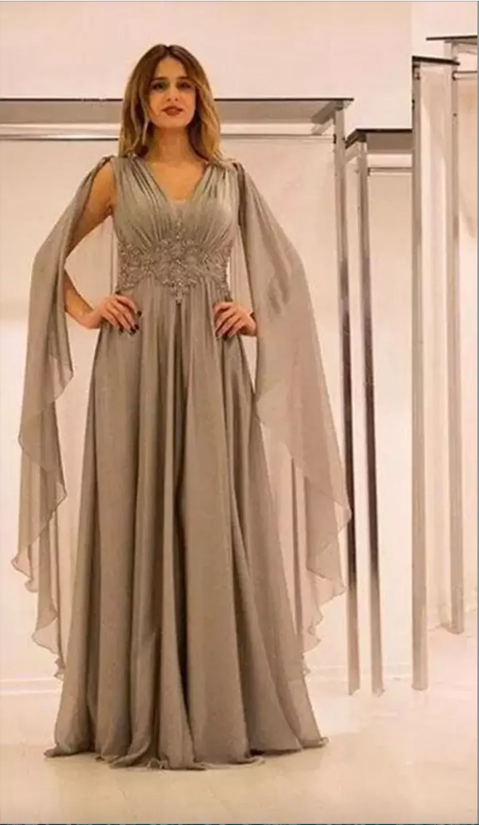 Chic Chiffon A Line Mother Of The Bride Dresses With Long Wraps Lace Appliques Beads V Neck Pleats Evening Prom Gowns Backless Floor Length Women Formal Wear