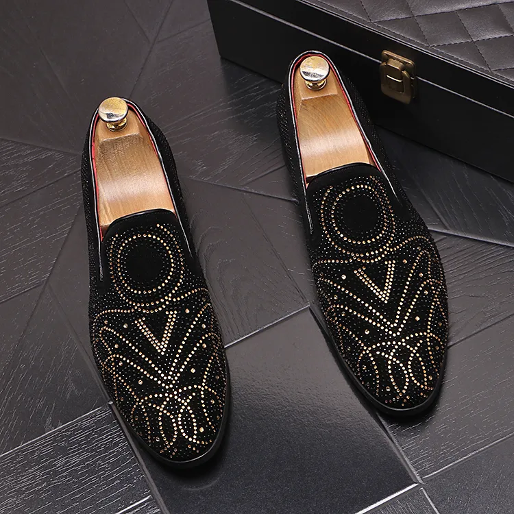 Siyah rhinestone ayakkabıları erkek loafers altın sivri perçinler resmi erkekler rahat ayakkabılar düğün parti elbise ayakkabıları erkek daireler somunlar üzerinde kayar