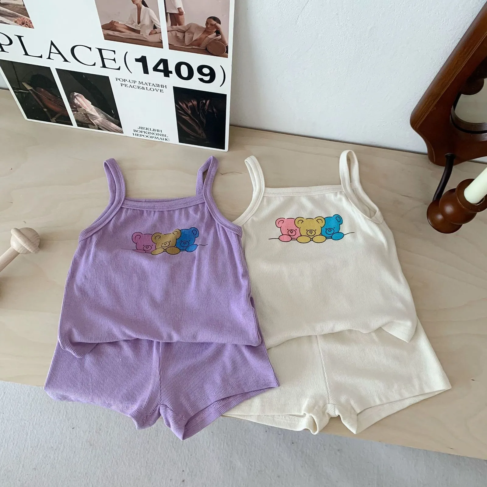 Roupas Summer Summer Fino, fino de desenho animado, t-shirt ursinhos de mangas com mangas de mangas confortáveis ​​shorts sólidos menina fofa doce conjunto meninos de roupas caseiras 230322