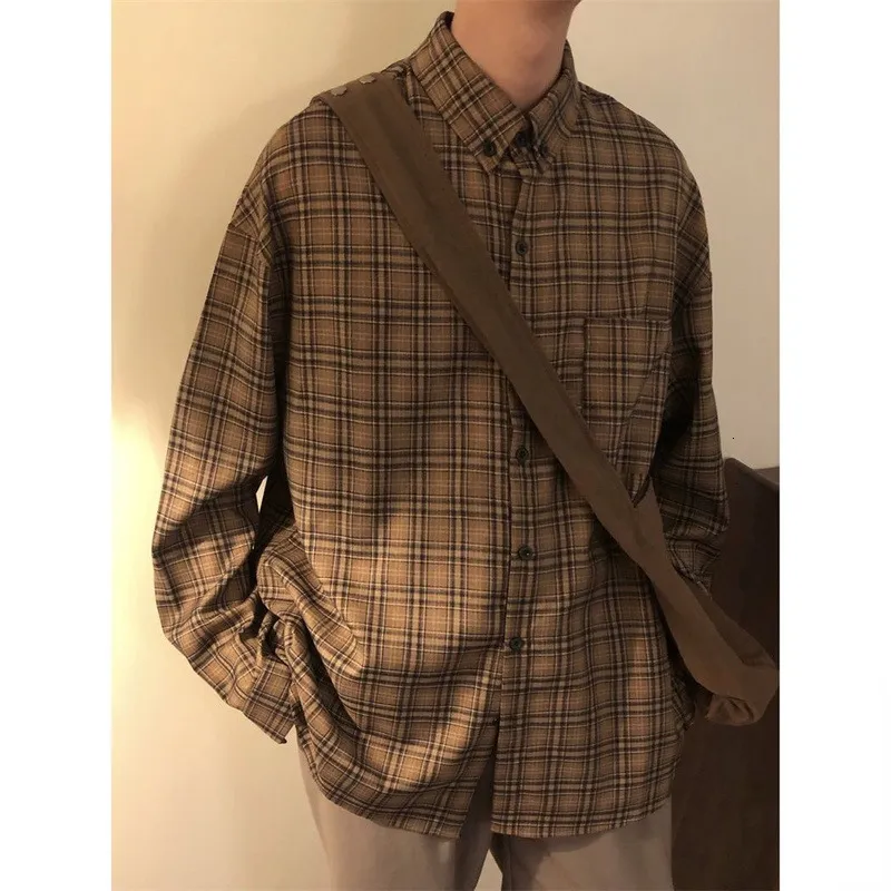 Mäns casual skjortor Spring Korean Fashion Vintage Coffee Color Long Sleeve Plaid Shirt Men Hong Kong Loose Casuoversized Button Up Shirt 230322