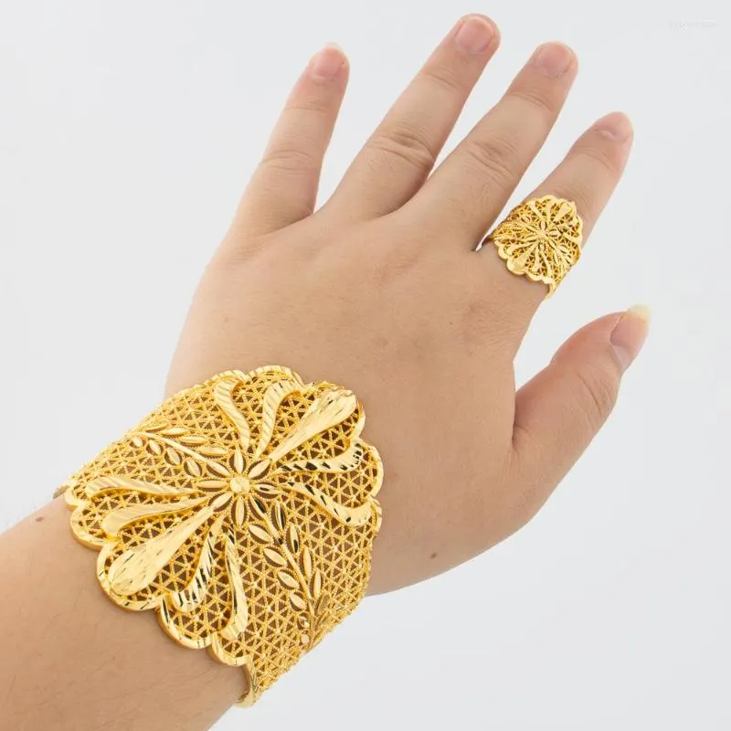 Brazalete con anillo para mujer, pulsera chapada en oro de 18 quilates a la moda, joyería de Dubái, regalo para fiesta de boda, diseño hueco grande de lujo
