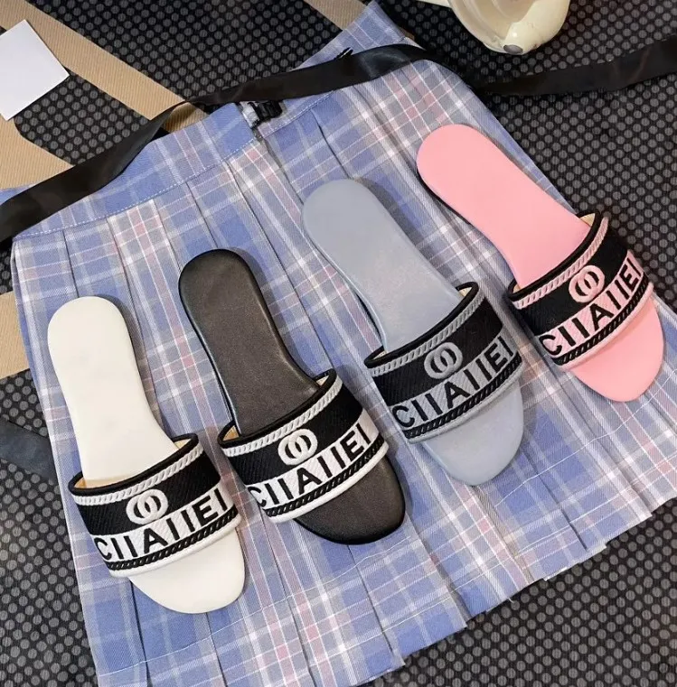Women's slippers wear 2023 flat heel leather one-word slippers d family letter embroidered slippers summer beach sandals