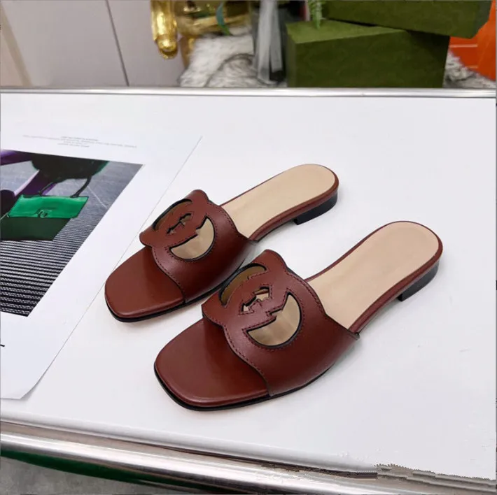 Yeni Tasarımcı Kadın Lüks Marka Top Deri Terlik Vintage Out Düz Topuk Seksi Açık Sandales Açık Ayak Plaj Ayakkabıları