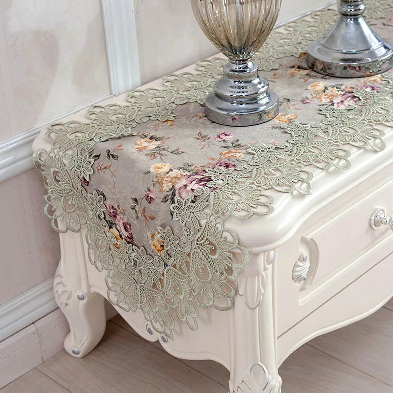 Chemin de table Chemin de table vert drapeau de table fleur brodée haut élégant Europe dentelle pastorale décoration de la maison coureurs napperons pour table 230322