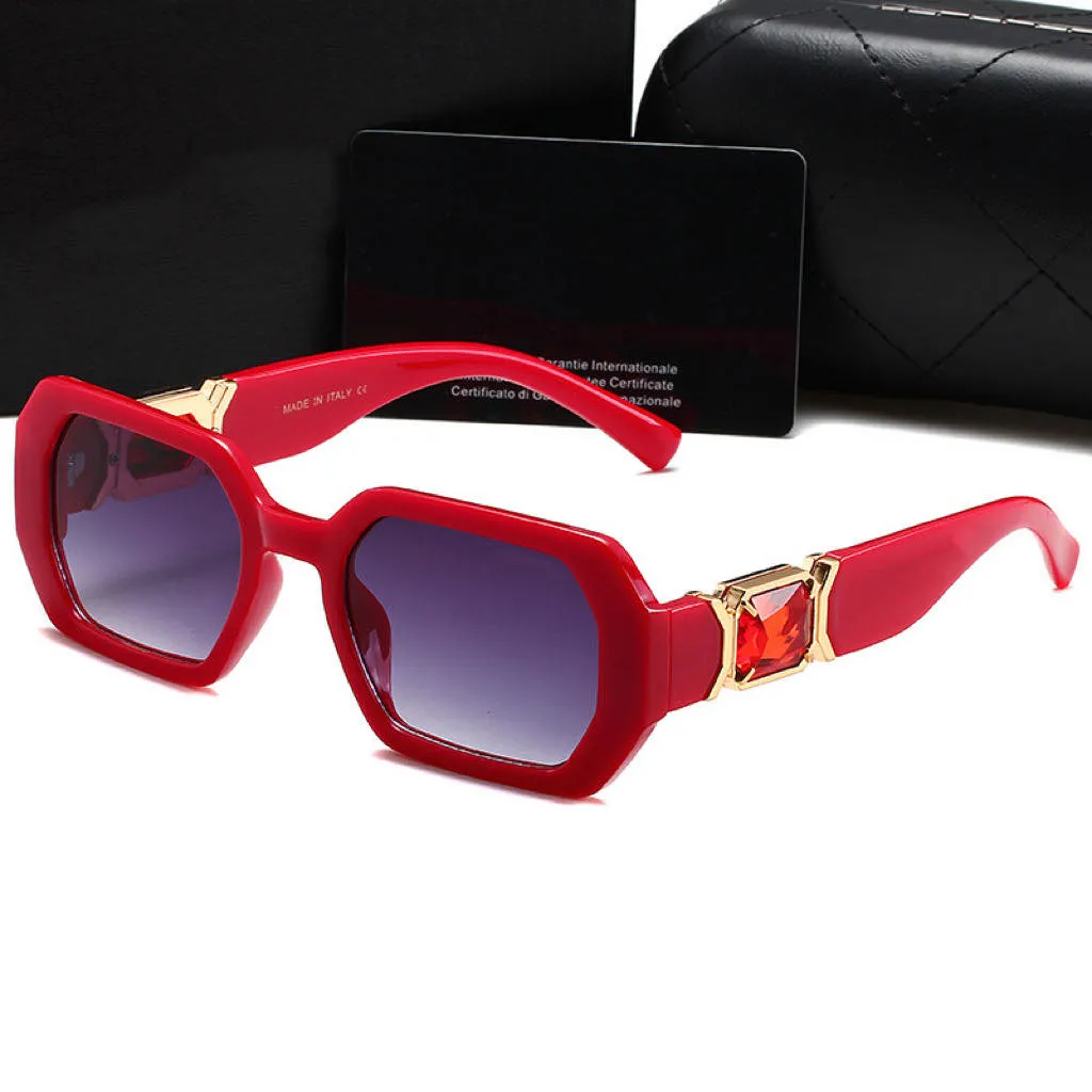 Occhiali da sole firmati da donna occhiali da vista lunette occhiali da sole firmati di lusso Protezione UV da spiaggia Occhiali con pietre preziose rosse Occhiali da sole da donna vintage con custodia parasole