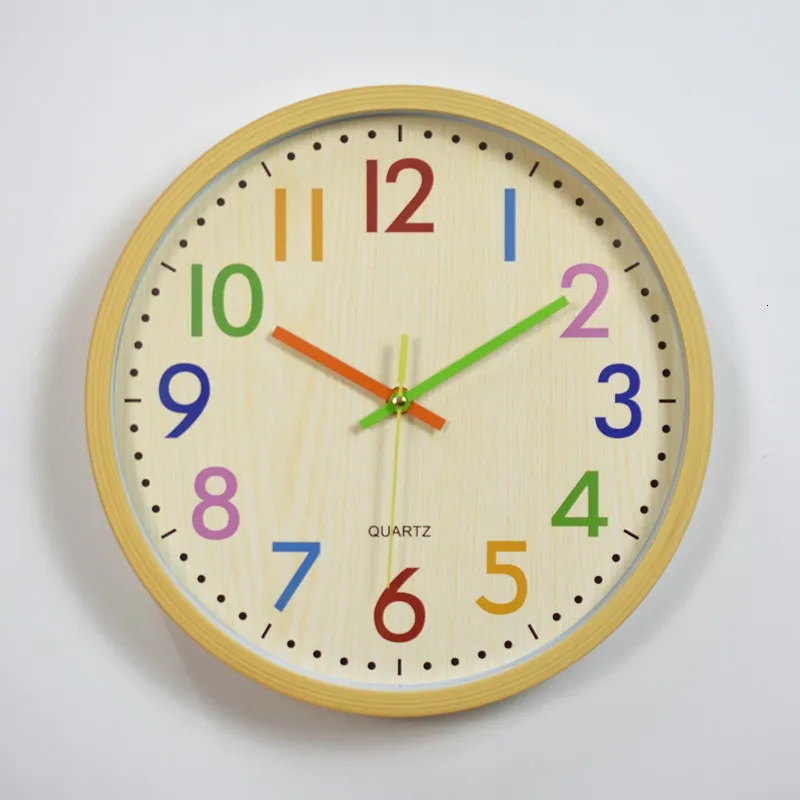 壁の時計12インチの竹の木製プラスチックの壁時計子供の部屋ヴィンテージカラフルな数クォーツハンギングウォッチベッドルームリビングルーム装飾230323