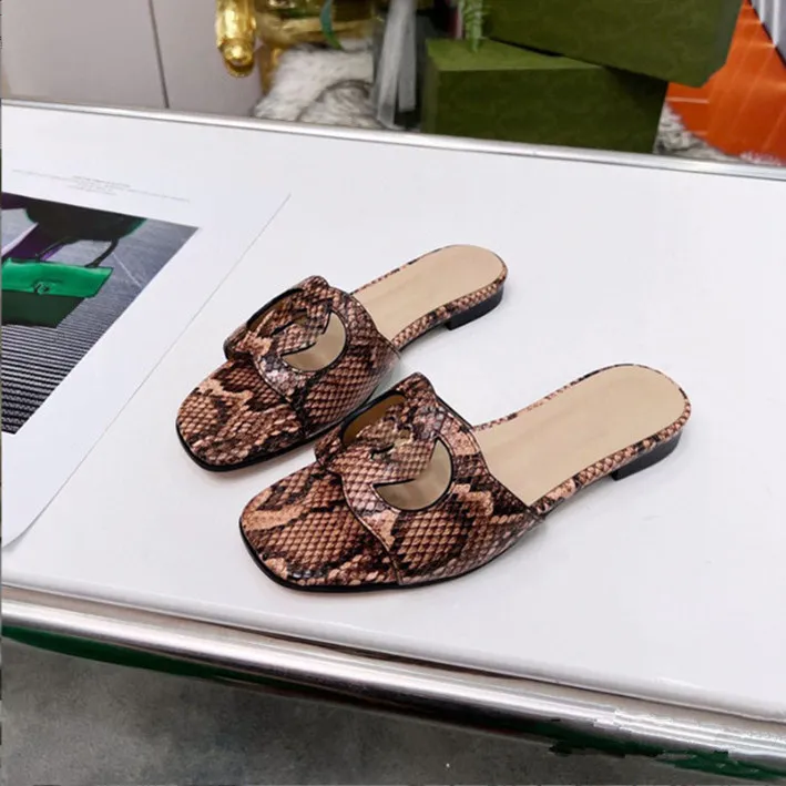 Nuevas zapatillas de moda para mujer, sandalias planas de diseñador, chanclas de playa informales de cuero, talla 35-44