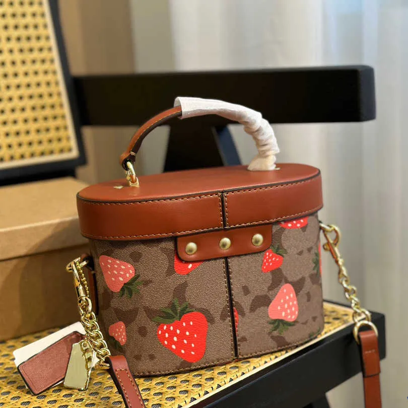 Strawberry Cosmetic Bag COABAG Designer Bag Toiletry Pouch Cosmetic Nice Makeup Bag Cases Women Luxurys Handbag Shoulder Tote Bags Clutch Handbags Purses Wallets