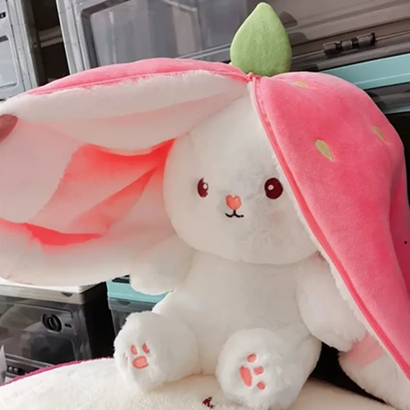 Poupées en peluche 35 cm Creative drôle poupée carotte lapin jouet Kawaii lapin en peluche doux se cachant dans un sac de fraises jouets enfants cadeau 230323