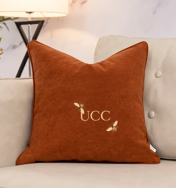 Designer da uomo Fashion Throw Pillows Cuscino di alta qualità Articoli per la casa Lettera decorativa Stampata Arredamento per la casa Donna senza anima del cuscino