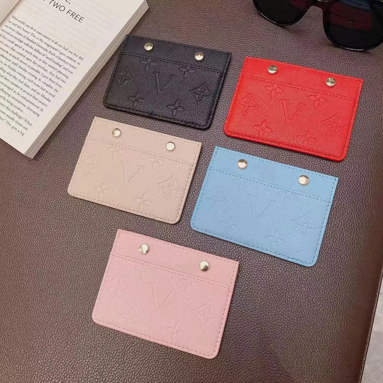 Nyckelringar Designer nyckelring för kvinnor präglade kortväska Exklusiv minikortklämma för män presbyopia läder plånbok