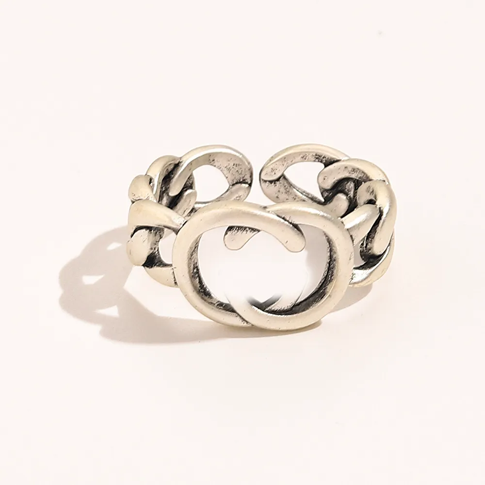 Marca de anillo online en el dedo