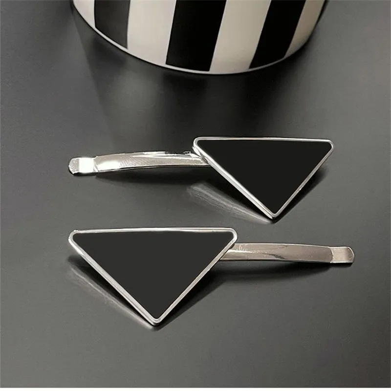 2024Enamel Designer Hair Clips Triangle Hairpins Makeup For Women Liten unik bekväm hypoallergenicitet Klassisk ikonisk söt lyxhårklämma attraktiv