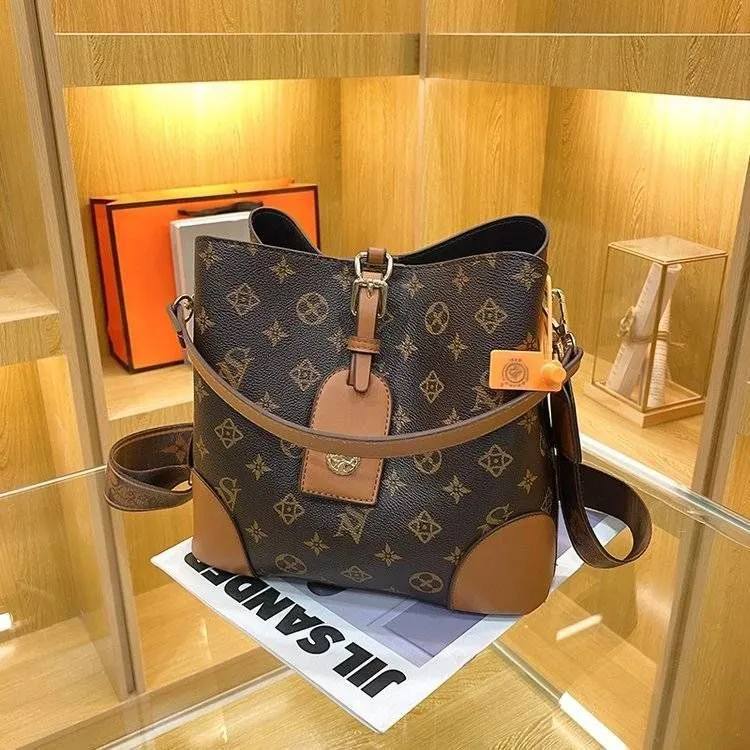 Vintage Style Leather Crossbody Bucket Bag - Chic  display picture 2