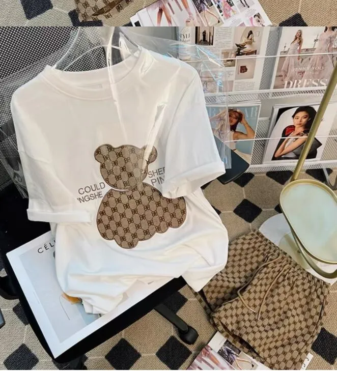 2023 été haute qualité femmes survêtements coton filles kaki femmes deux pièces à manches courtes mode T-shirt lettre broderie conception sens de l'ensemble de costume de niche