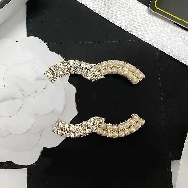 Luxe klassieke dubbele letter broche ontwerper Pearl Diamond Brand broches voor vrouwen charm bruiloft cadeau partij sieraden accessorie