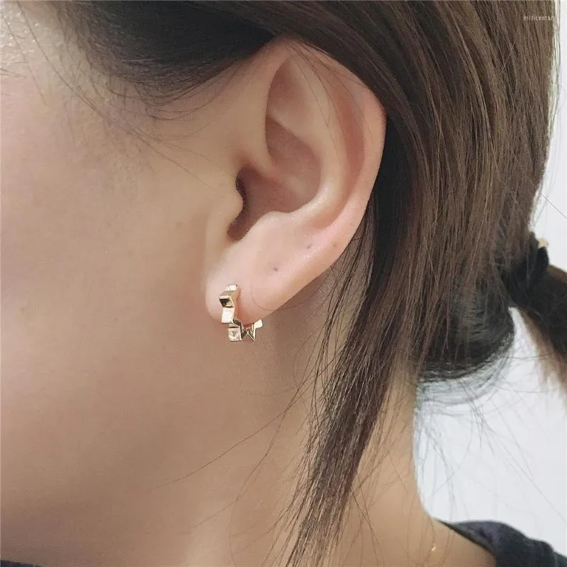 Pendientes de aro Super lindo chapado en oro Colro pequeña forma de estrella Huggie para mujer chica elegante hermosa joyería informal diaria