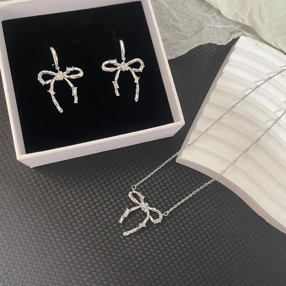 2023 Nouvelle marque de luxe Boucles d'oreilles Classique Pendentif Colliers Bowknot Chaîne en argent pour les femmes Robe de soirée de danse Boucles d'oreilles de fête de mariage