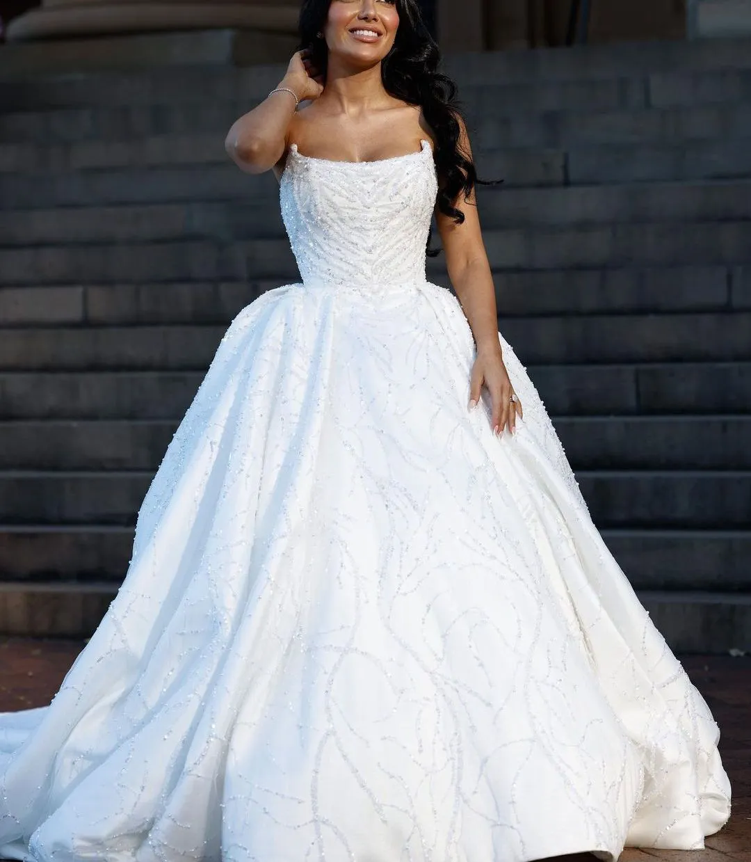 Robe de mariée élégante robe de bal Bateau sans manches paillettes appliques diamants perlés longueur de plancher 3D dentelle volants fermeture éclair robes de mariée grande taille robe de novia