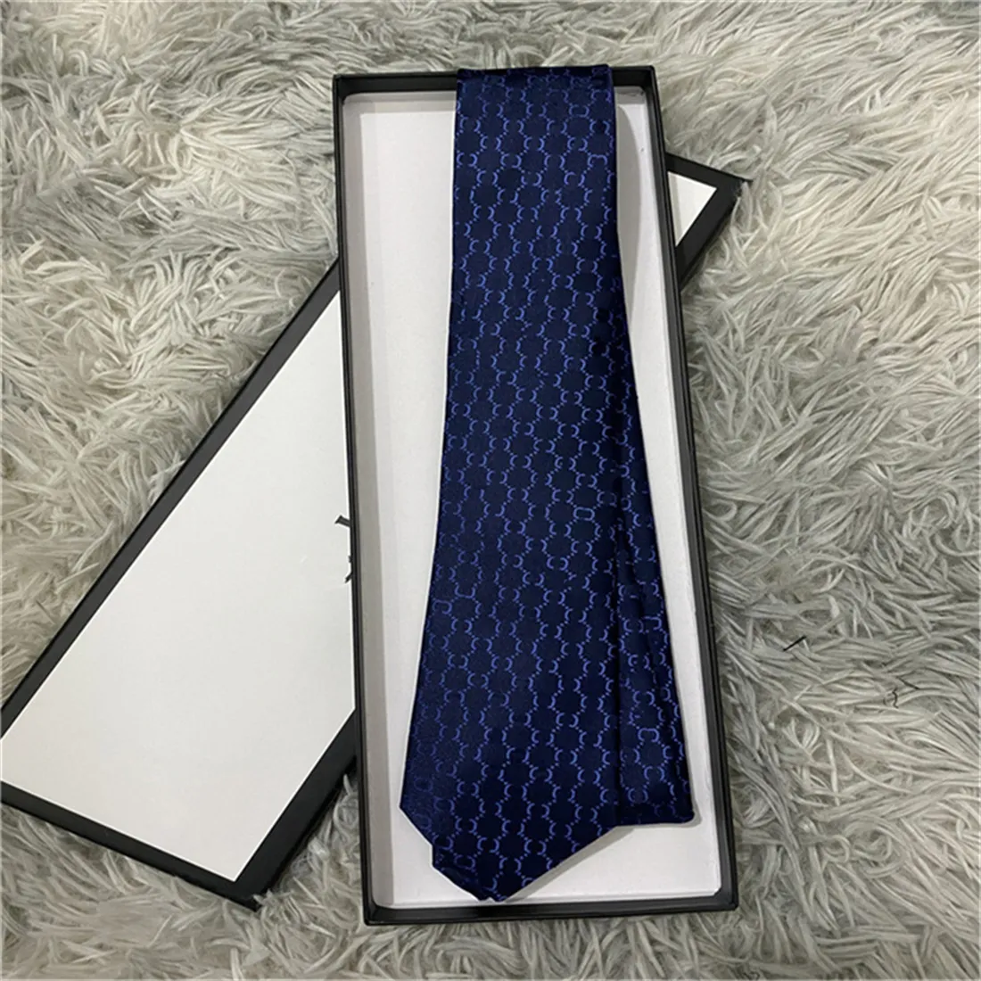 Luxury New Designer Uomo Lettera 100% Cravatta di seta Cravatta nero blu Aldult Jacquard Party Wedding Business Woven Fashion Design Hawaii Cravatte con scatola 1129