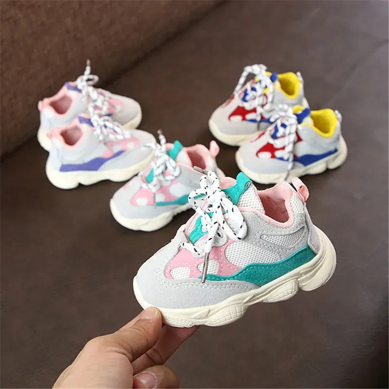 2023 First Walkers Autumn Baby Girl Boy Toddler Shoes Spädbarn Casual Running Shoes Soft Bottom Bekväm sömnad Färg Barn sneaker