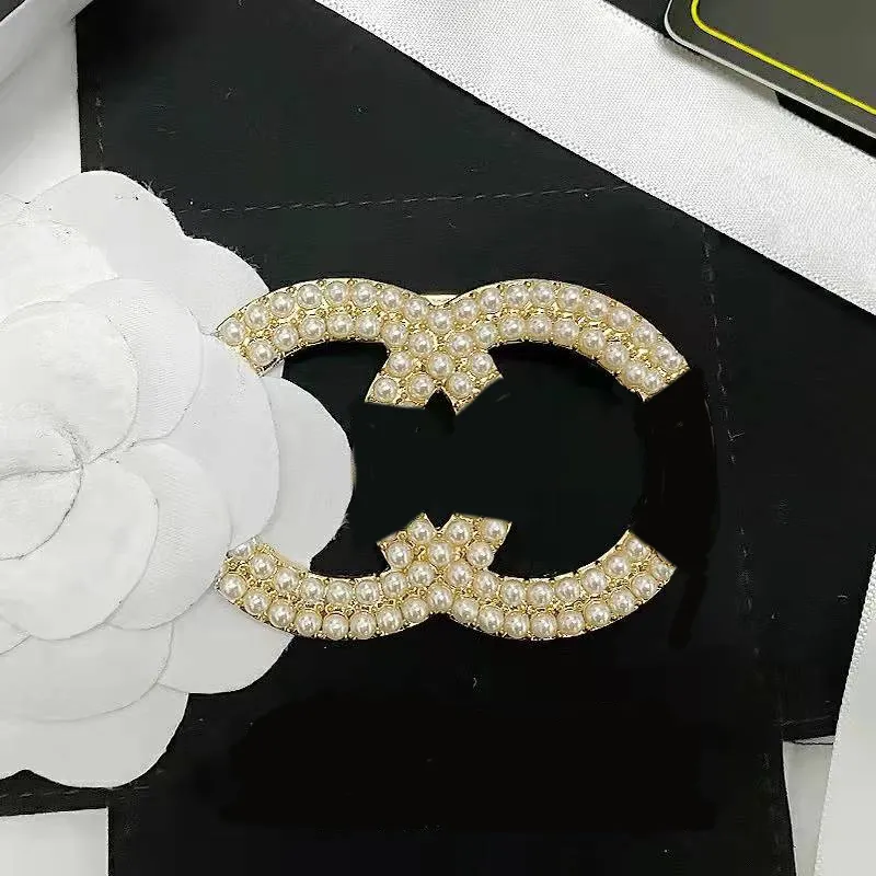 Grace Luxury Brand Letter Brooch Designer Brooches Full Pearl For Women Charm Jewelry Accessorie Wedding Gift High Quality