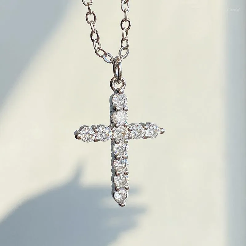 Kedjor Hip Hop Cross Design Shiny Zircon Stone Pendant Silvery Halsband Silverfärg Tröja för kvinnor Män Chic Party Jewelry