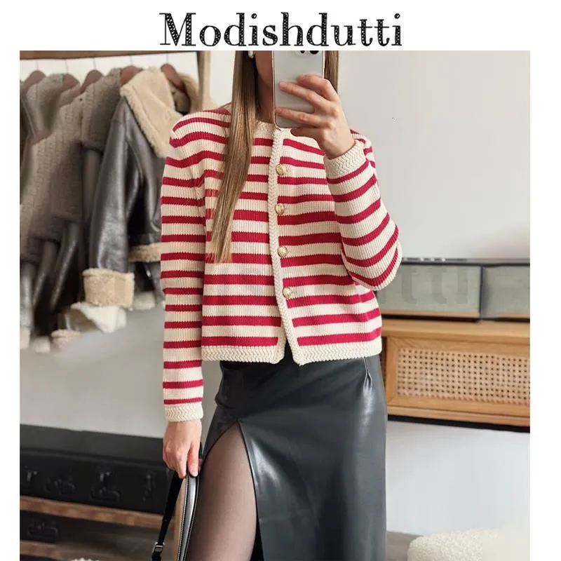 Kobiety dla kobiet Modishdutti 2023 Wysokiej jakości wiosenne kobiety moda na czerwono w paski sweter sweter żeńskie szykowne guziki panie 230324
